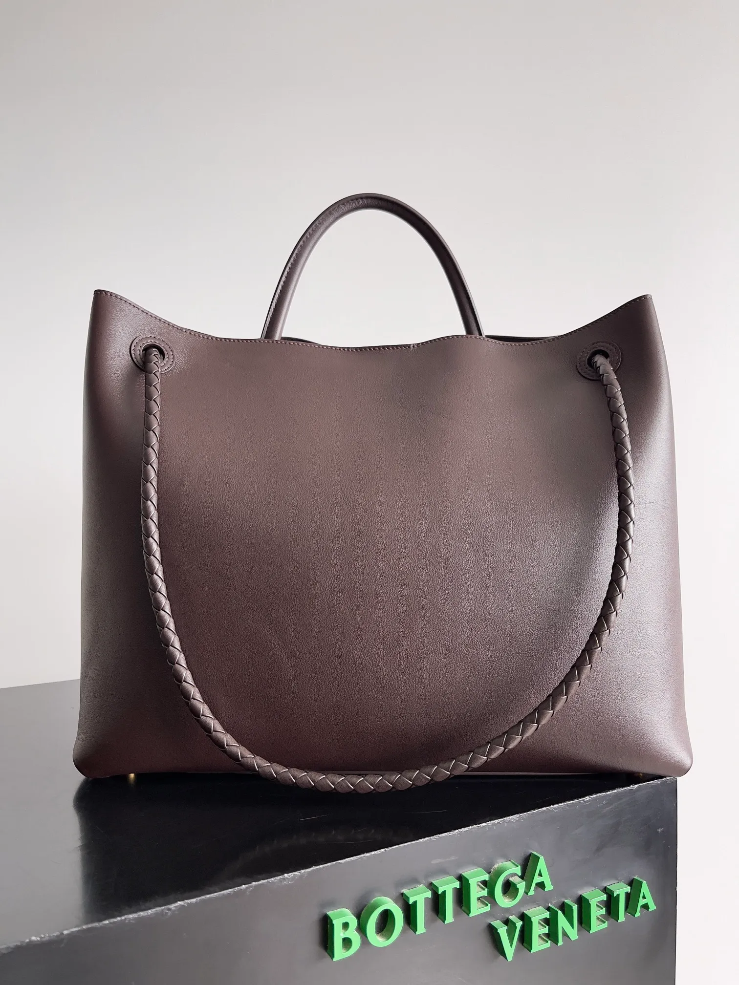 Batch 2960 BV The all-leather Andiamo is new, a very casual splayed buckle bag, which also means that its weight is very light, which greatly reduces our burden when going out for shopping. It can be carried cross-body, hand-held, or carried under the armpit. Taking into account the different backpacking habits of people, the simple design brings us more inspiration. Matched with various keychains and dolls, it will become the finishing touch in the outfit. Medieval style and modern style can also be perfectly blended🫧🫧 Style number: 806010 Size: 42*35*18cm